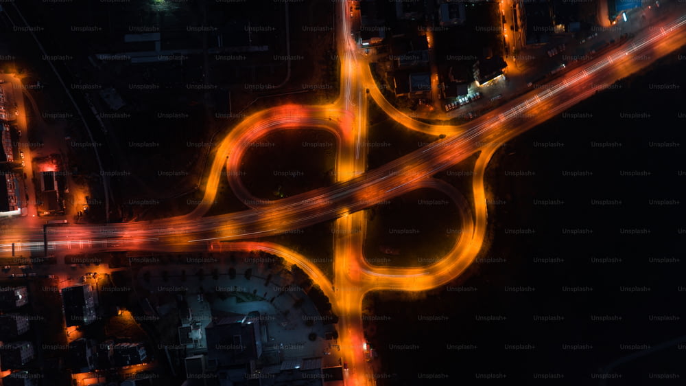 Luftaufnahme einer Stadtkreuzung bei Nacht