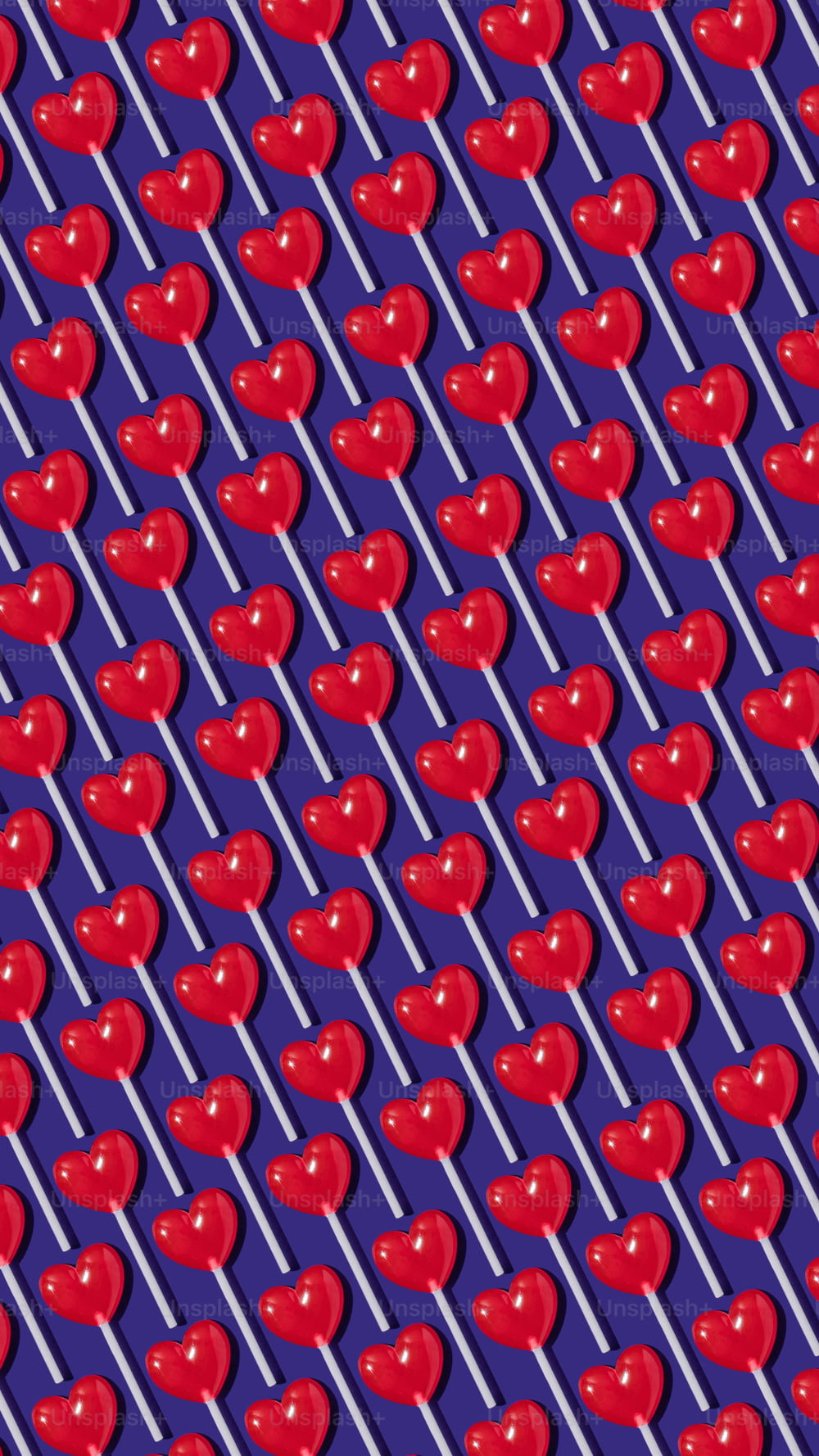 紫色の背景に赤いリンゴのパターン