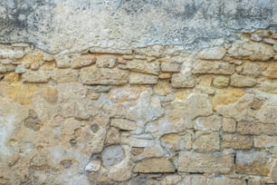 un primo piano di un muro di pietra con un orologio su di esso