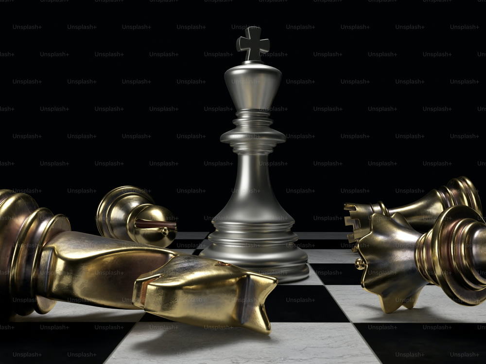 Una scacchiera d'argento e d'oro su un pavimento a scacchi bianchi e neri
