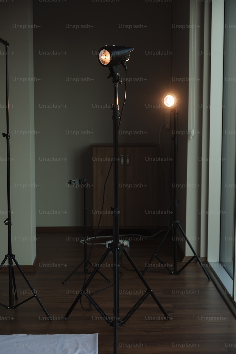 a room with a light and a camera on a tripod