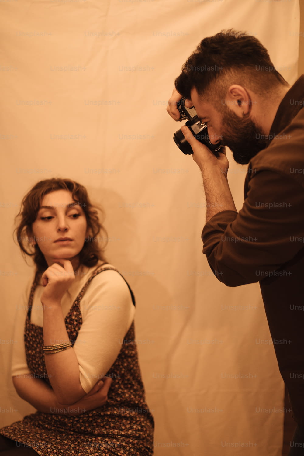 Un hombre tomando una foto de una mujer con una cámara