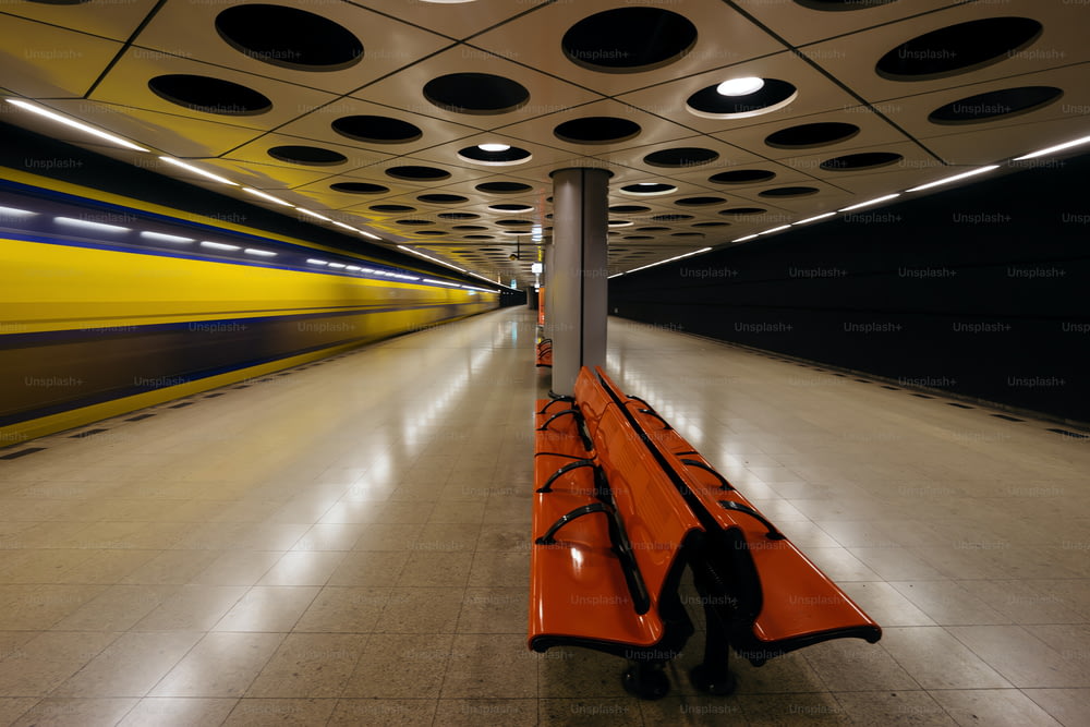 터널 한가운데에 ��앉아 있는 긴 주황색 벤치