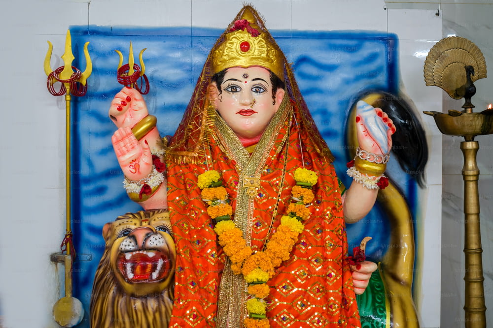 Une statue d’une femme hindoue tenant un pot