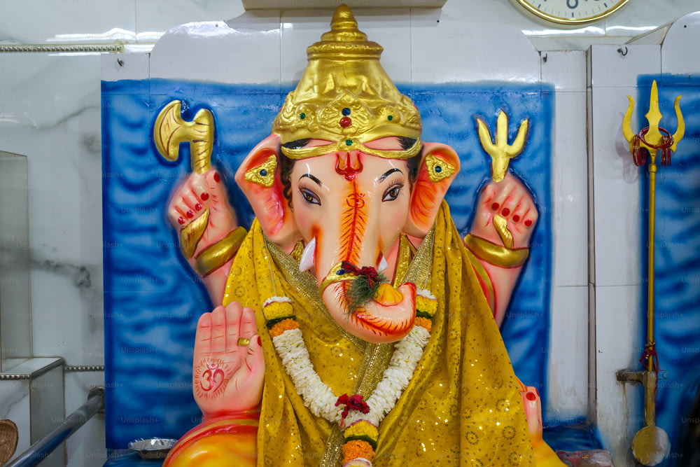 Una estatua de un elefante con una cabeza de oro
