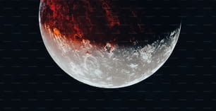 Un primo piano di una luna rossa e bianca