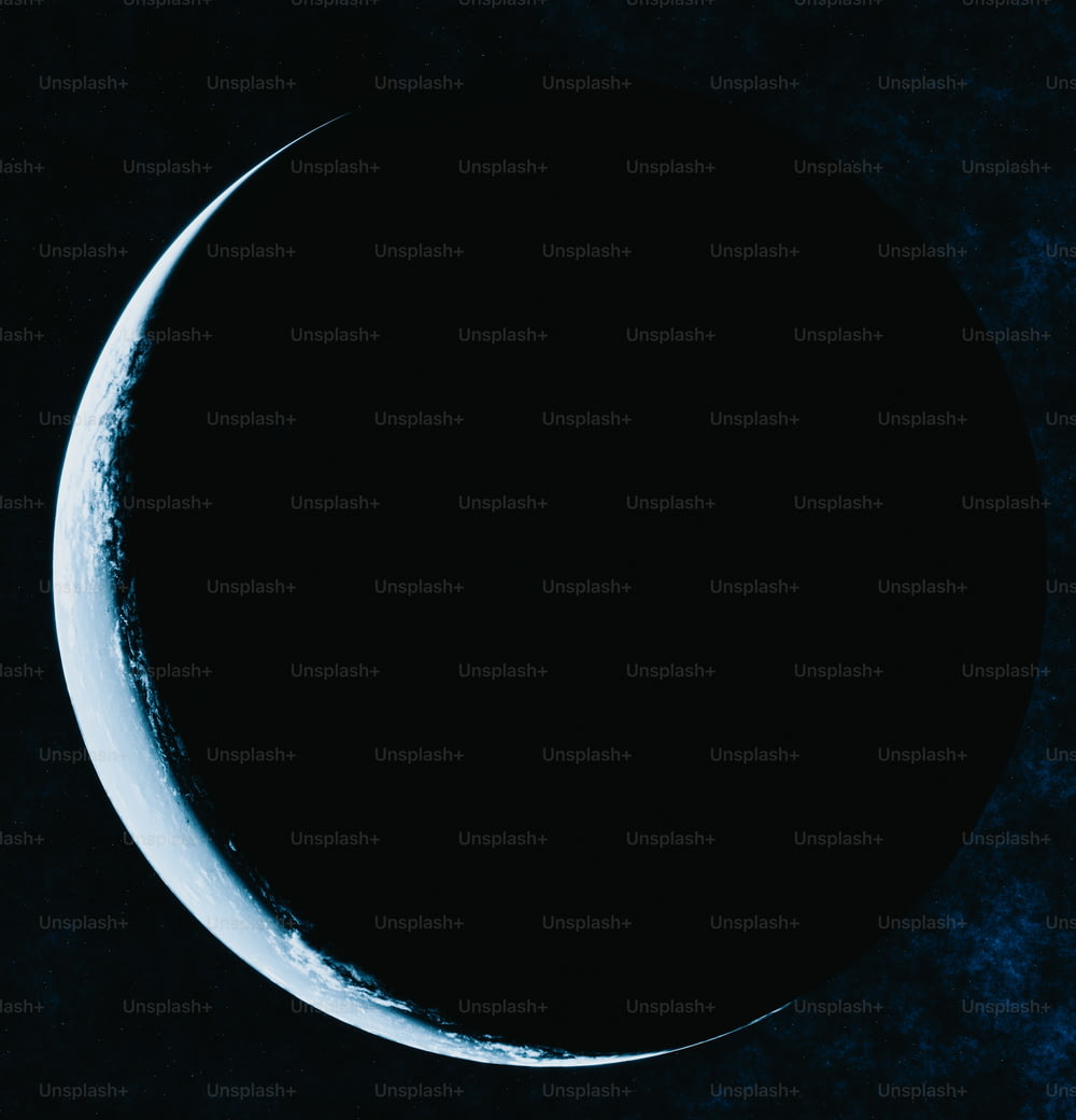 Eine Mondsichel am Nachthimmel