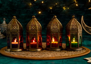 Un grupo de velas encendidas sentadas encima de una mesa