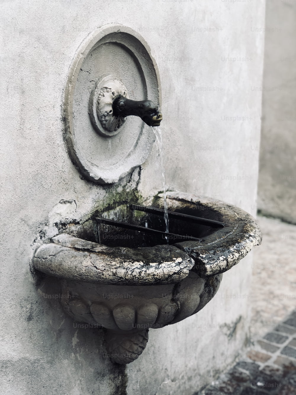 una fontana d'acqua con un rubinetto che scorre fuori di esso