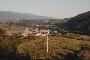 Un petit village niché dans une vallée entourée de montagnes