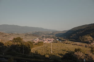 uma vista de uma pequena cidade nas montanhas