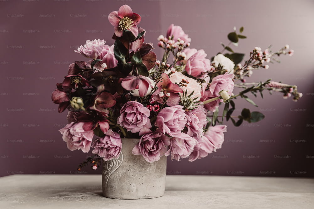 un vaso pieno di tanti fiori rosa