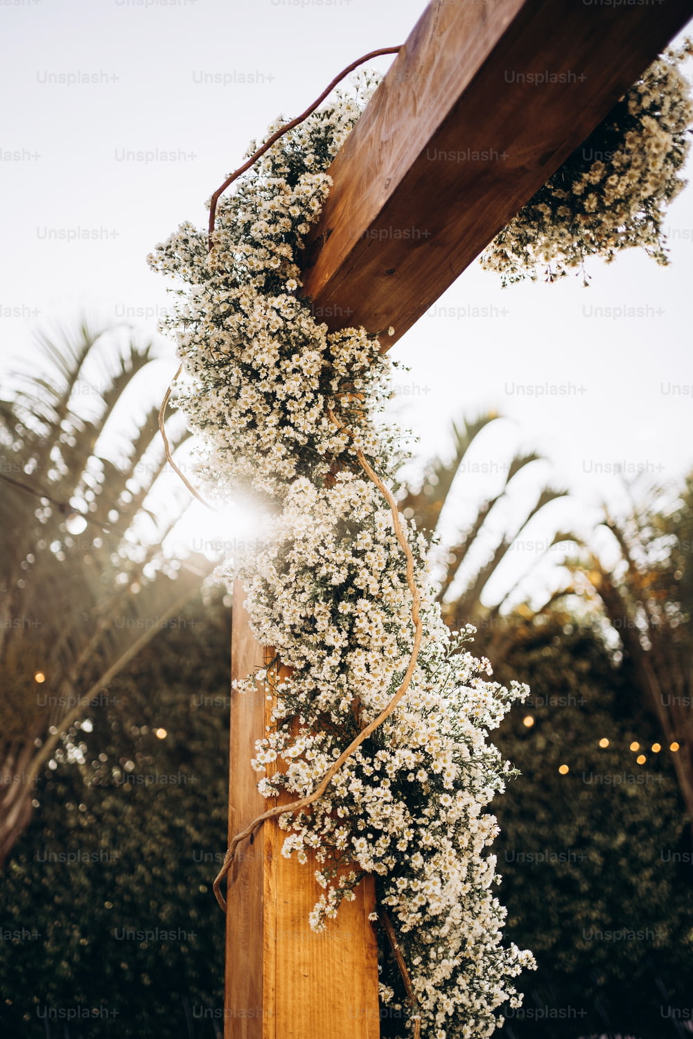 um poste de madeira com um ramo de flores sobre ele