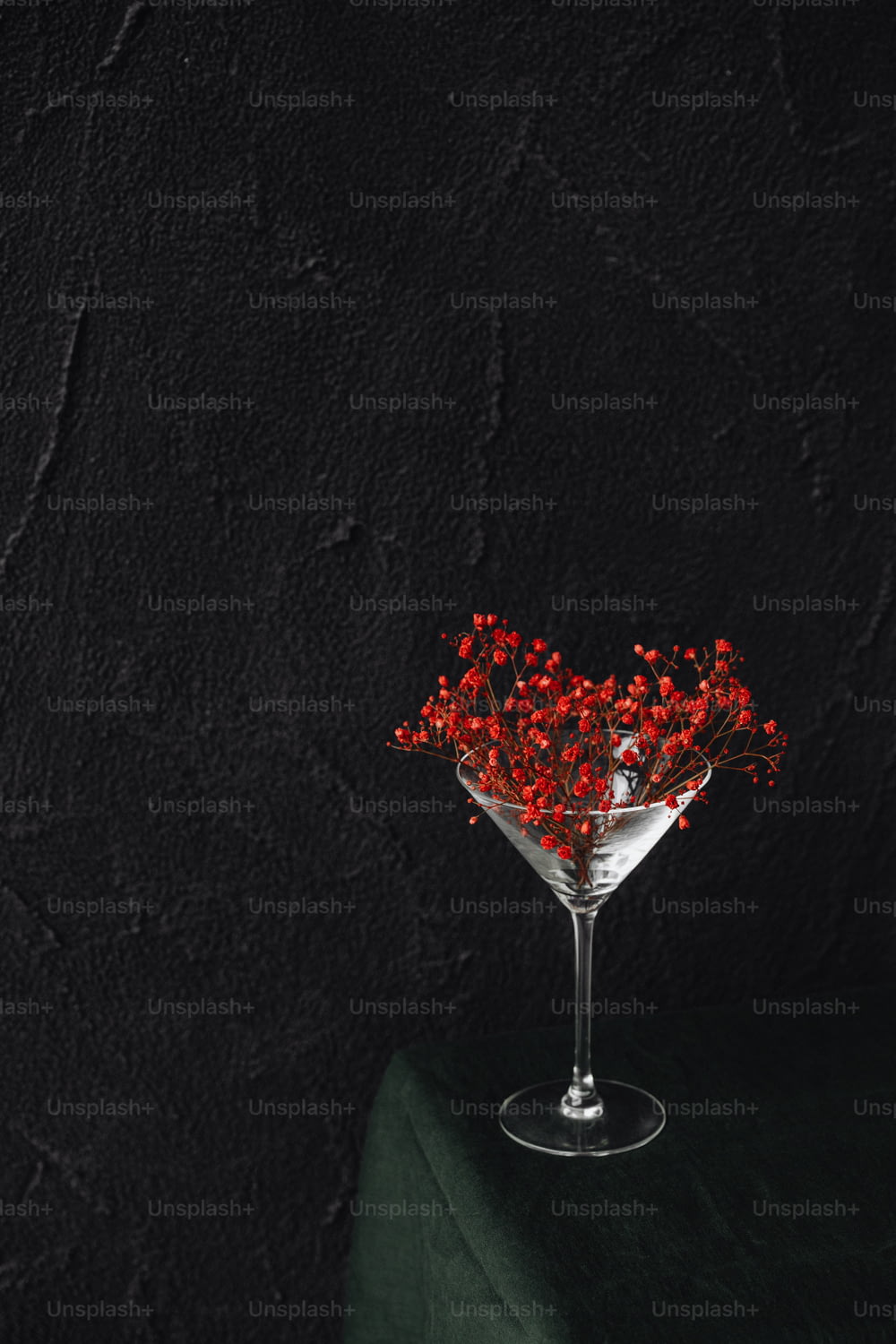 um copo de martini com bagas vermelhas nele