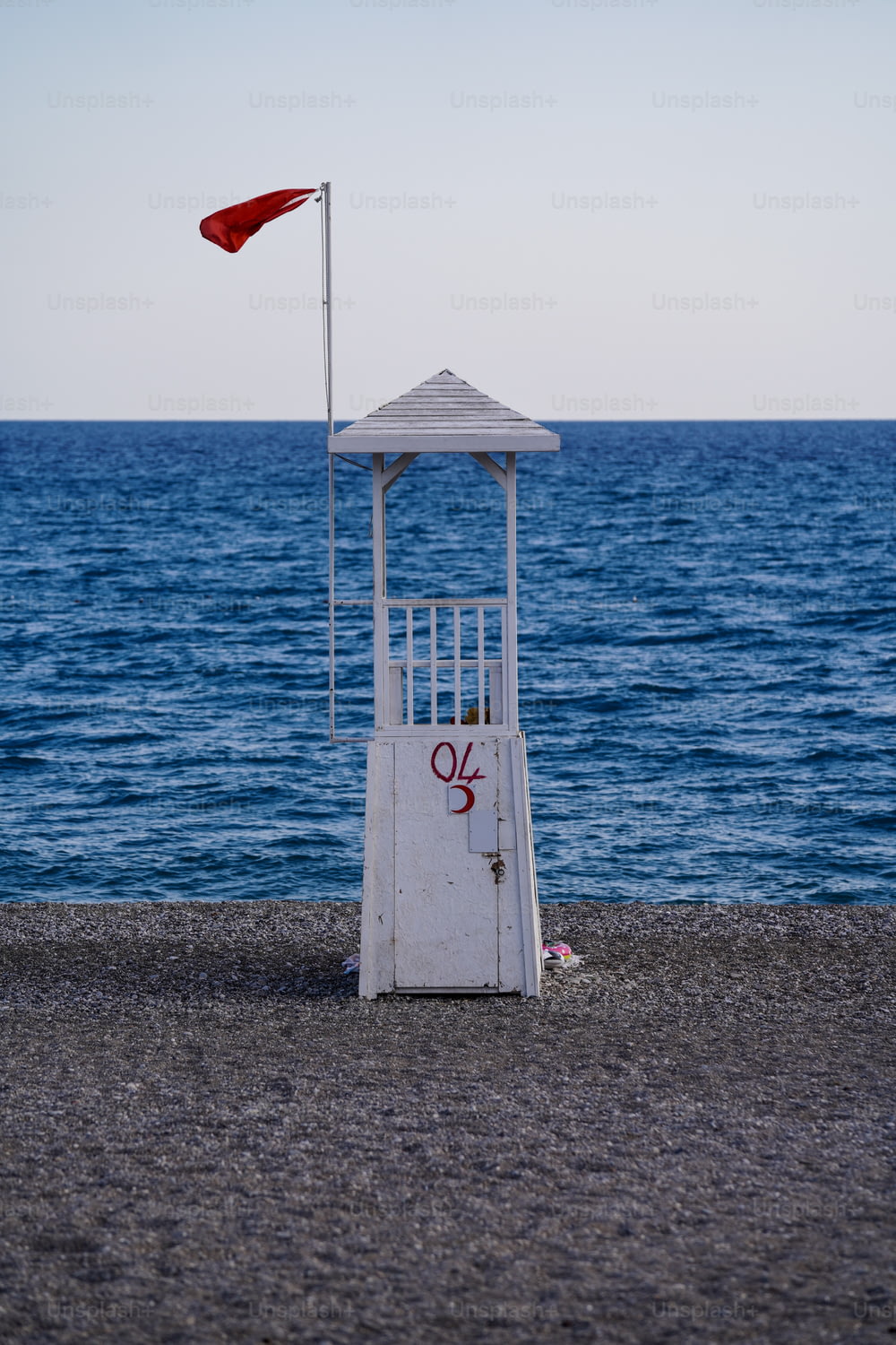 Una torre di salvataggio seduta sulla spiaggia vicino all'oceano