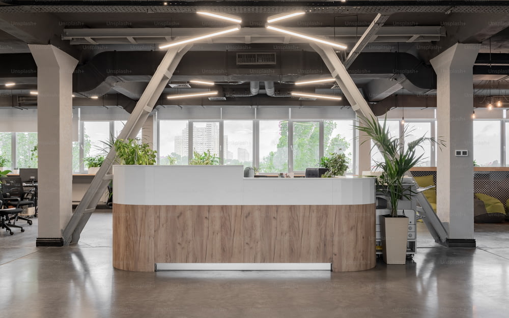 un ufficio con bancone reception in legno