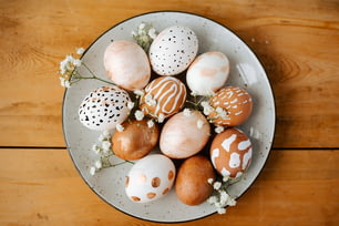 une assiette blanche surmontée de nombreux œufs de différentes couleurs