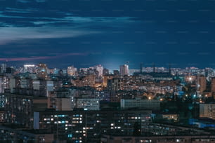ビルの上から眺める夜の街並み