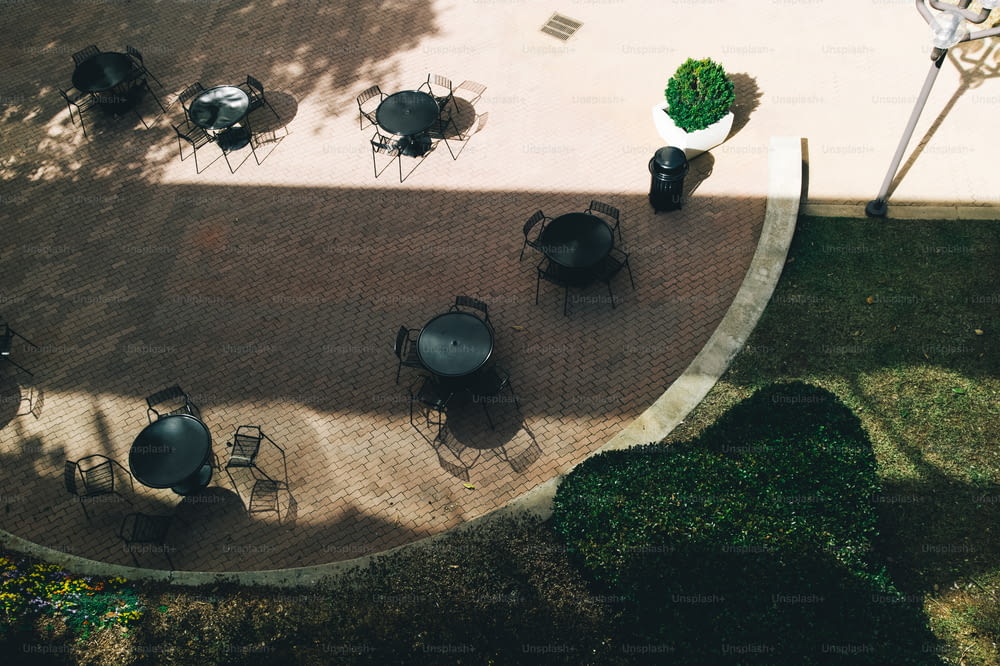 una vista cenital de un patio con mesas y sillas