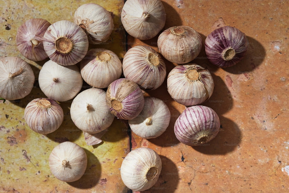 a bunch of garlic sitting on top of a table