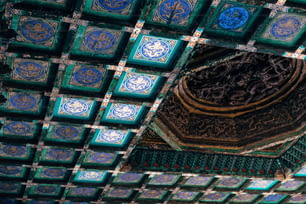 un plafond décoratif avec des carreaux bleus et verts