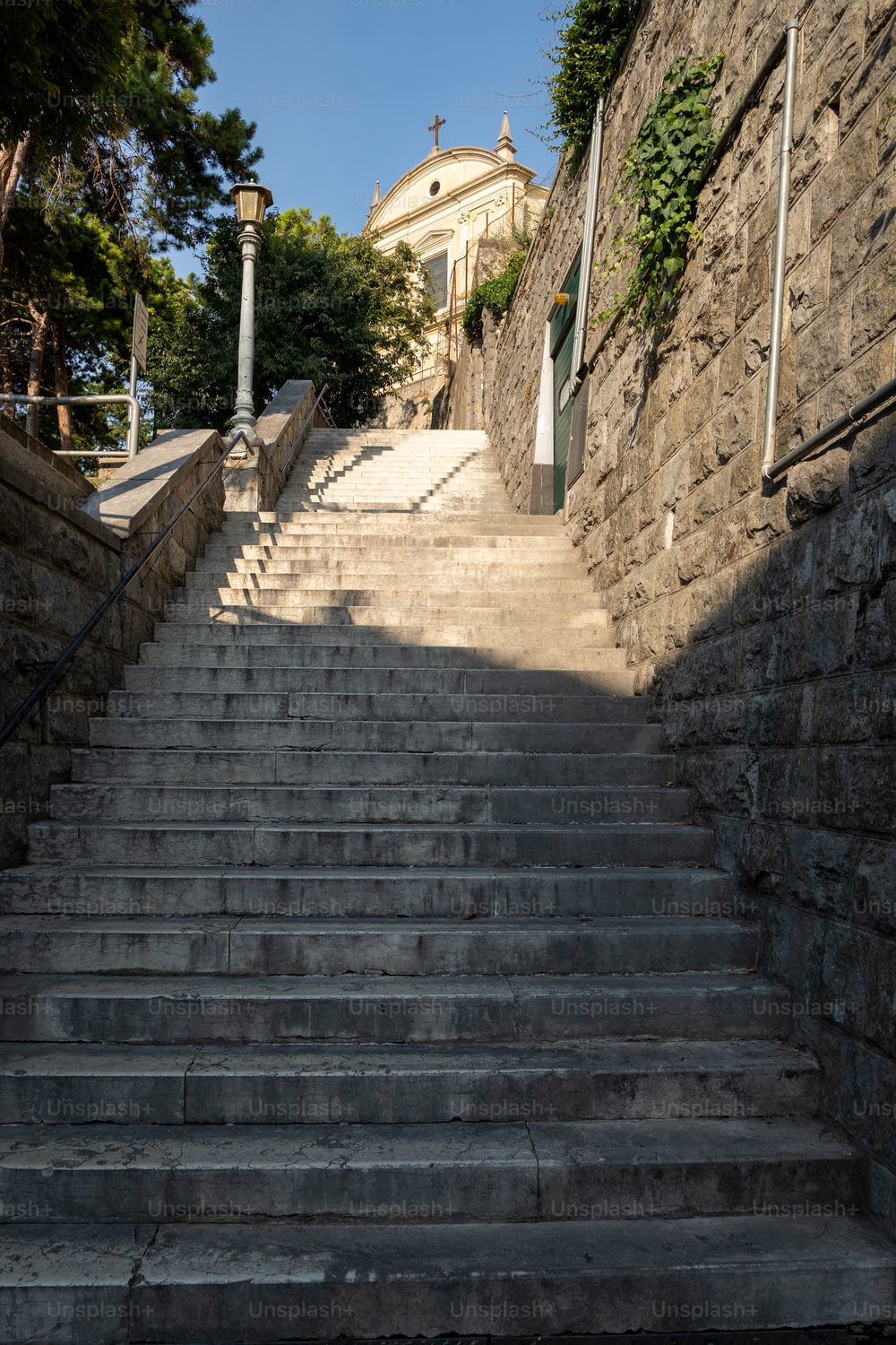 un escalier en pierre menant à une église
