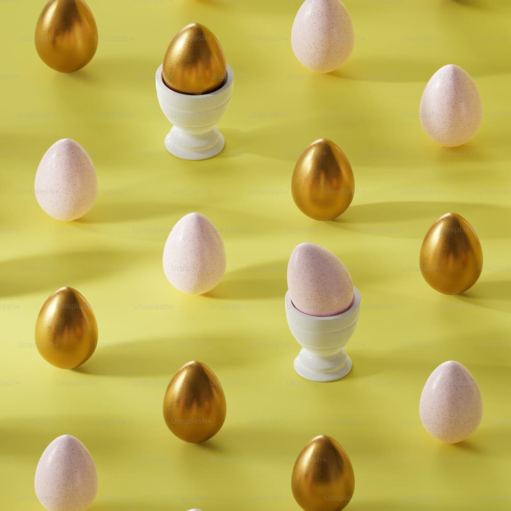 um grupo de ovos dourados e brancos em um fundo amarelo