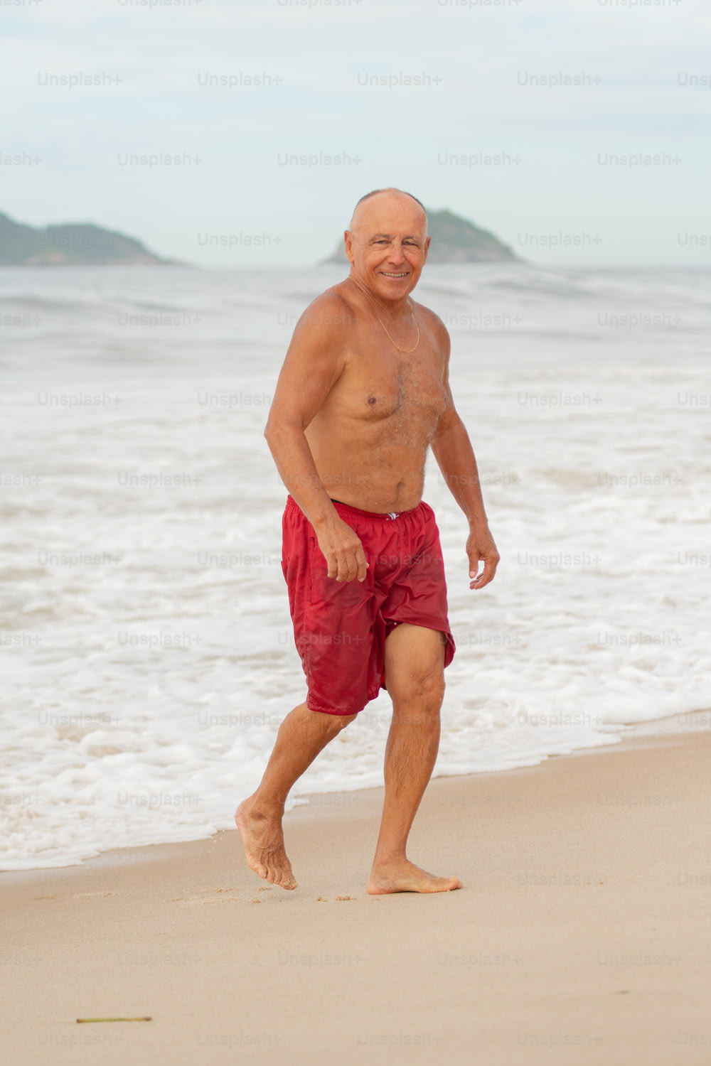 Un uomo che cammina su una spiaggia vicino all'oceano