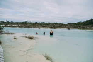 um grupo de pessoas vagando em um corpo de água