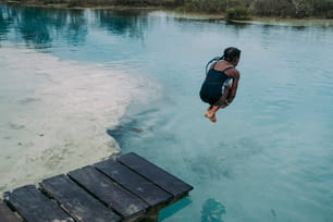 Eine Person, die in ein Gewässer springt