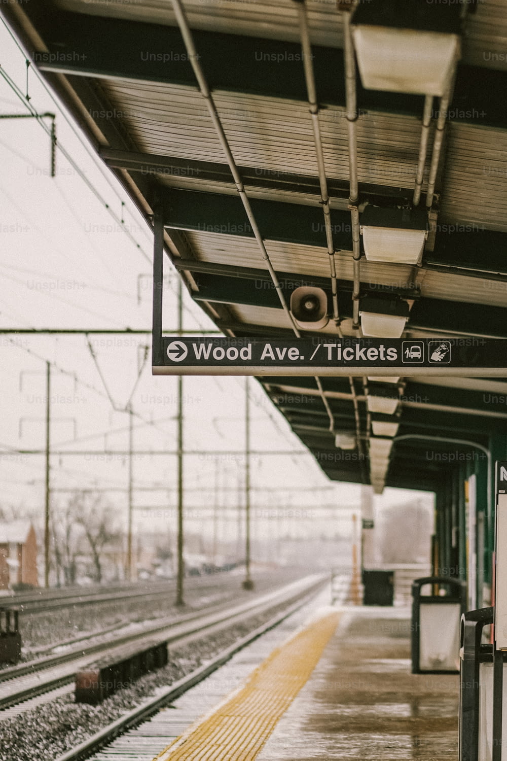 Ein Bahnhof mit einem Schild mit der Aufschrift Wood Ave