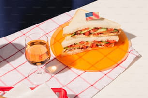 ein Teller mit einem Sandwich und einem Glas Wein