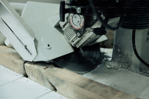 um close up de uma máquina cortando um pedaço de madeira
