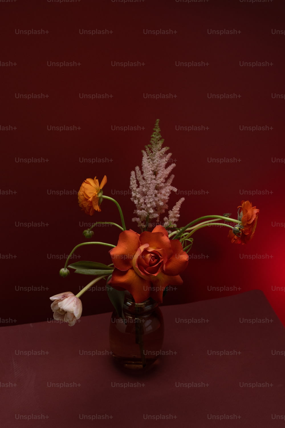 un vase rempli de fleurs sur une table