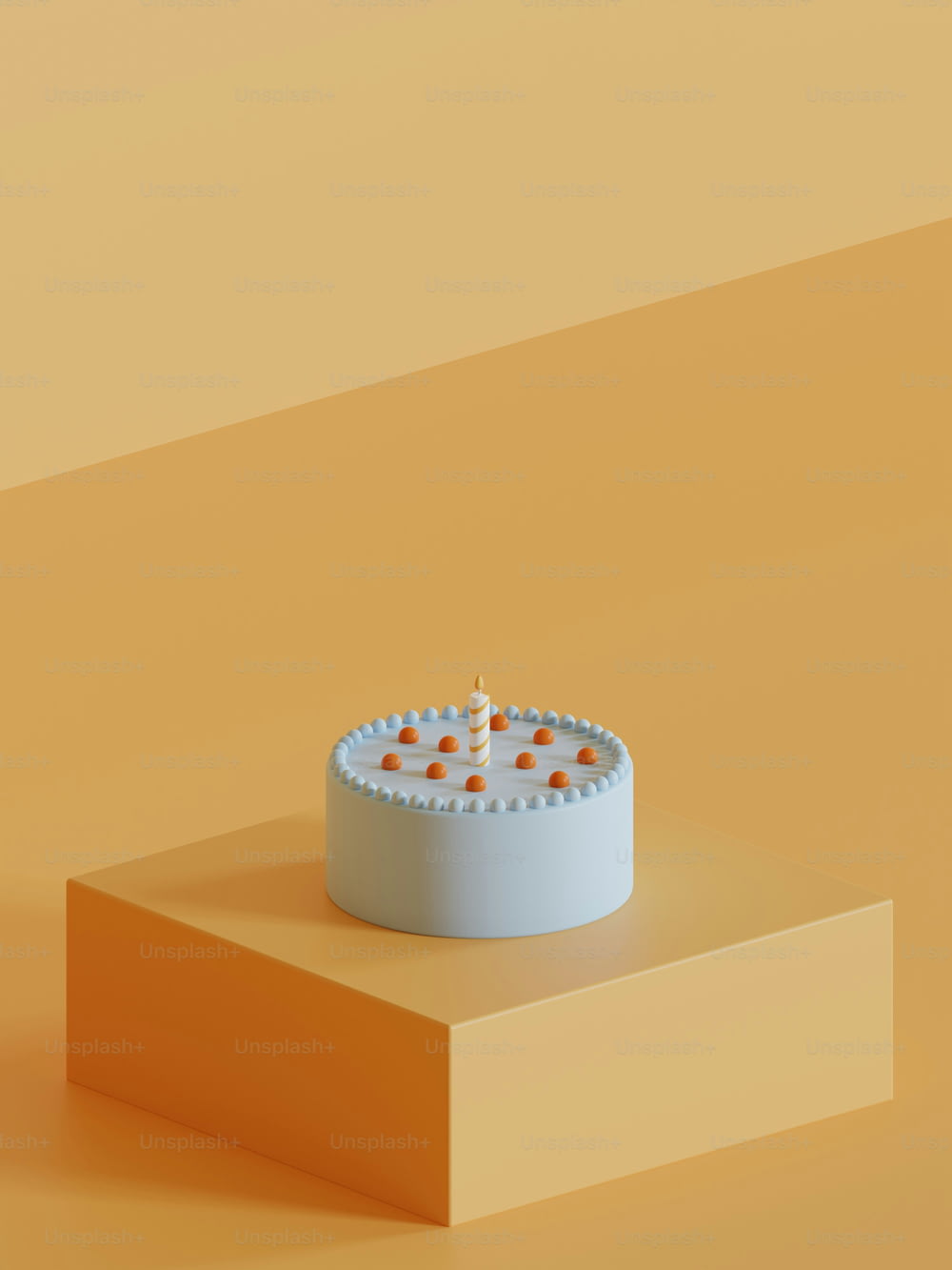 una torta con una candela accesa sopra di essa