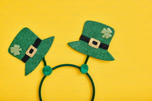 une paire de chapeaux verts sur un bandeau vert