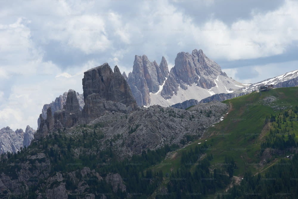 Una catena montuosa con montagne innevate sullo sfondo