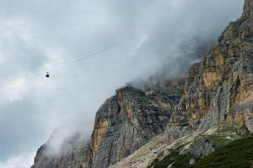 una vista de una montaña con un cable que la atraviesa