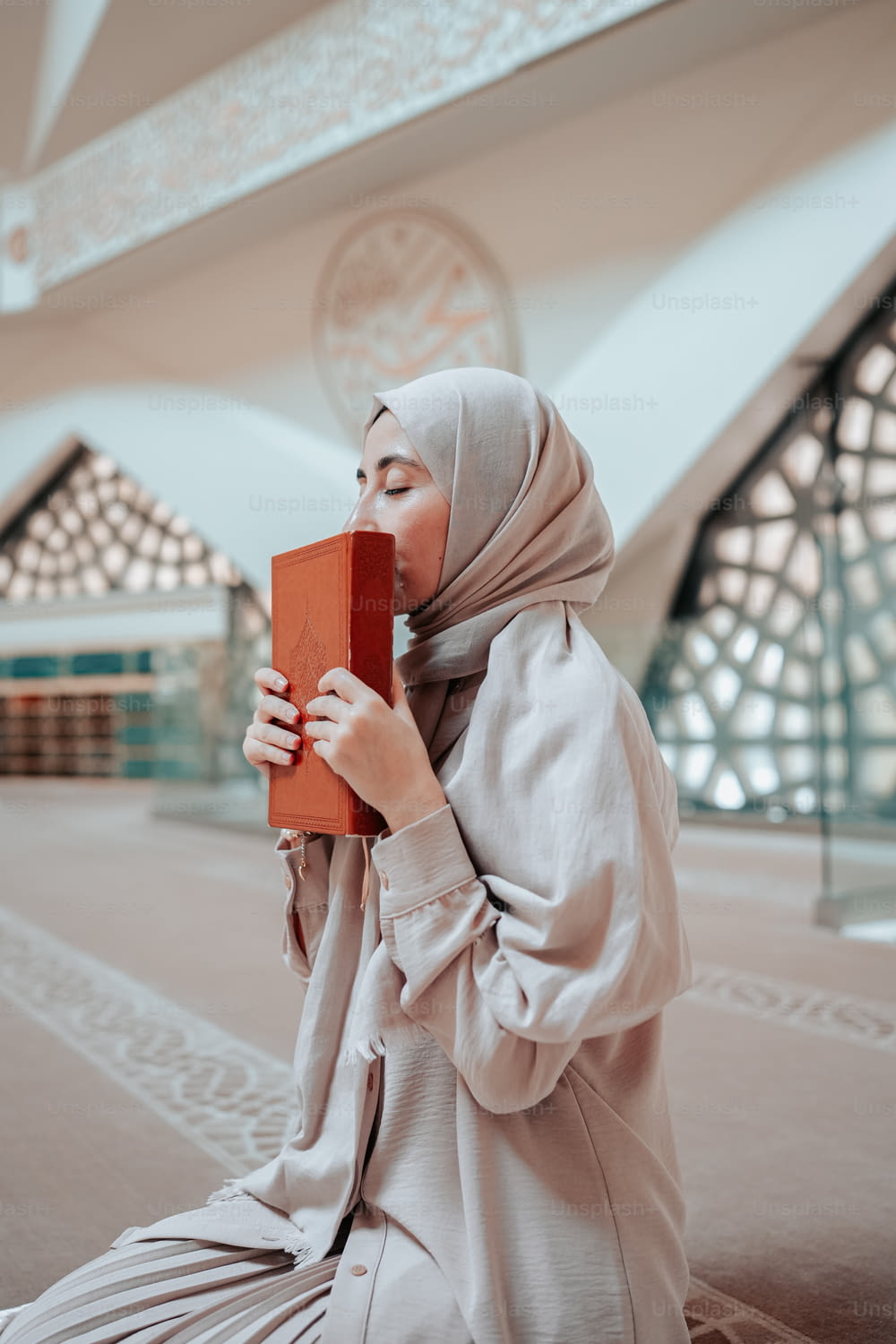 Une femme en hijab lit un livre