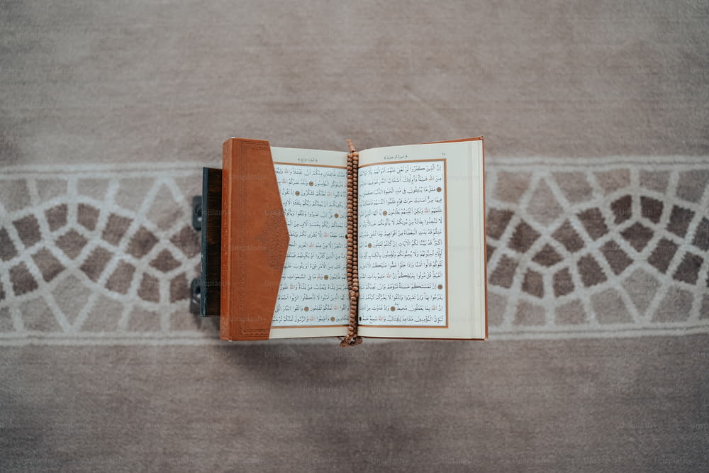 um livro aberto com escrita árabe nele