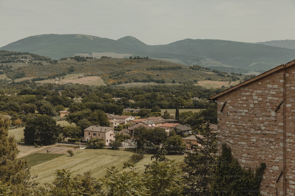 uma vista de uma pequena aldeia nas montanhas