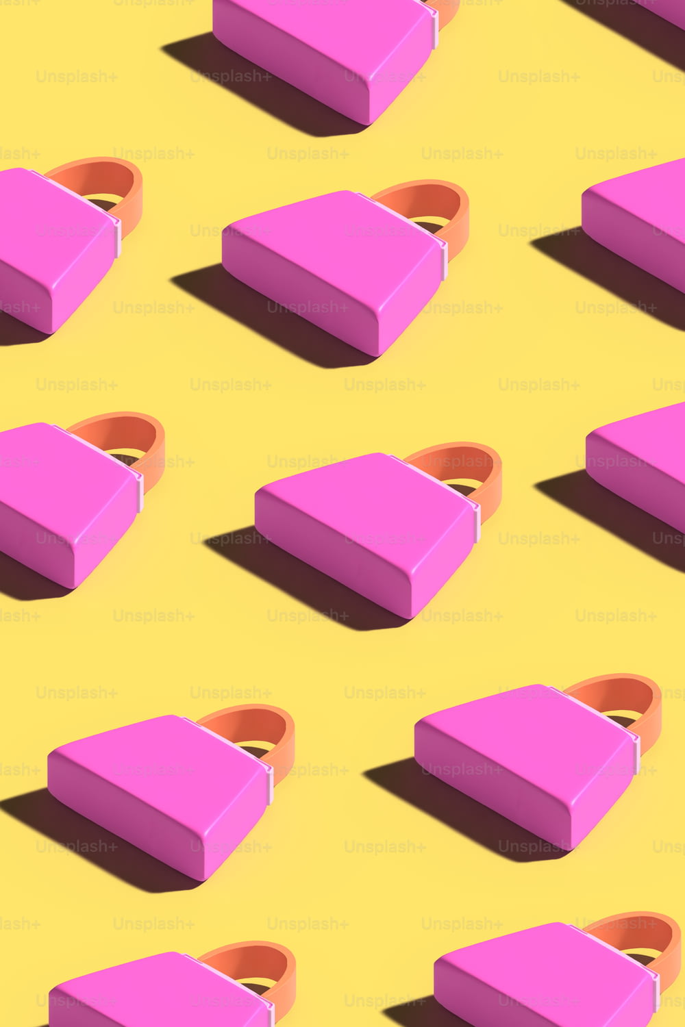 un mucchio di scatole rosa sedute sopra una superficie gialla