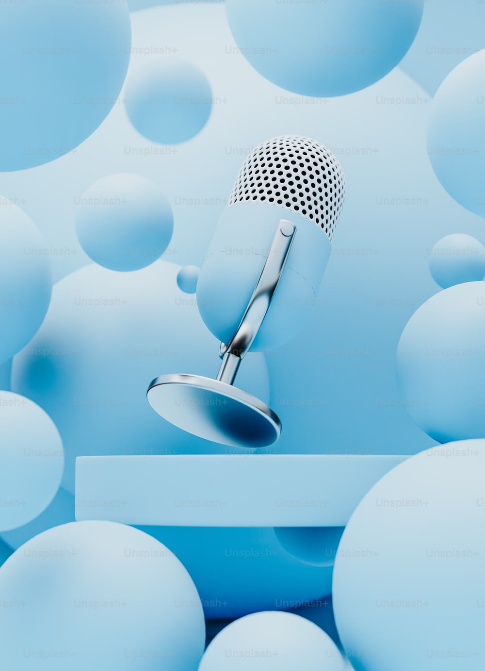 um microfone sentado em cima de uma mesa cercado por bolas azuis