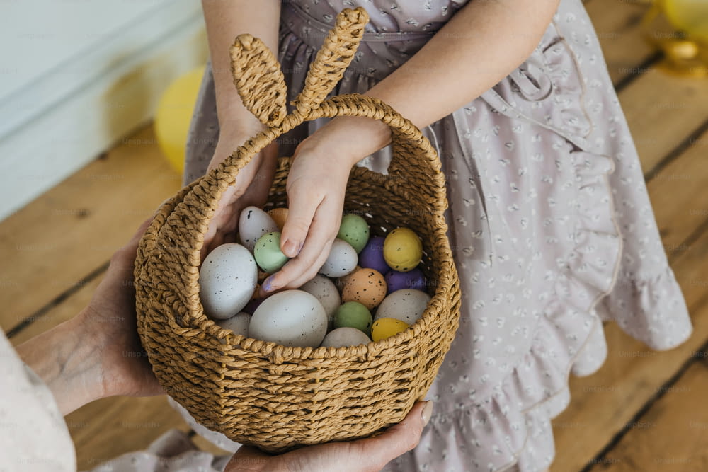 uma pessoa segurando uma cesta cheia de ovos