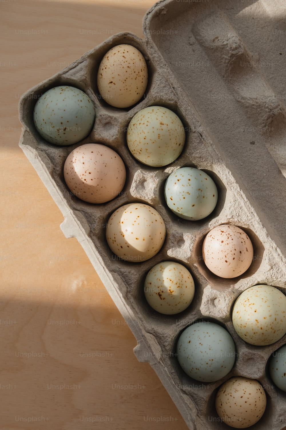 una dozzina di uova in un cartone su un tavolo