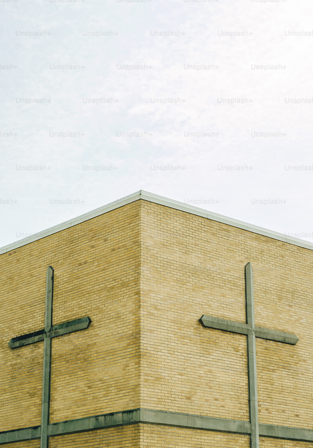 3つの十字架が付いた大きなレンガ造りの建物