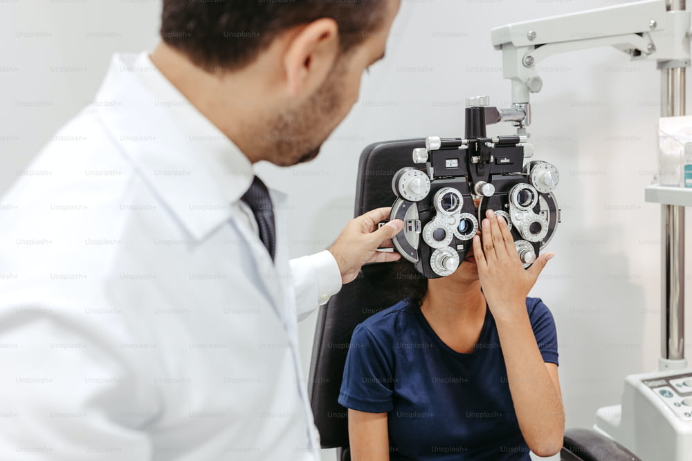 Una mujer que recibe un examen ocular de un médico