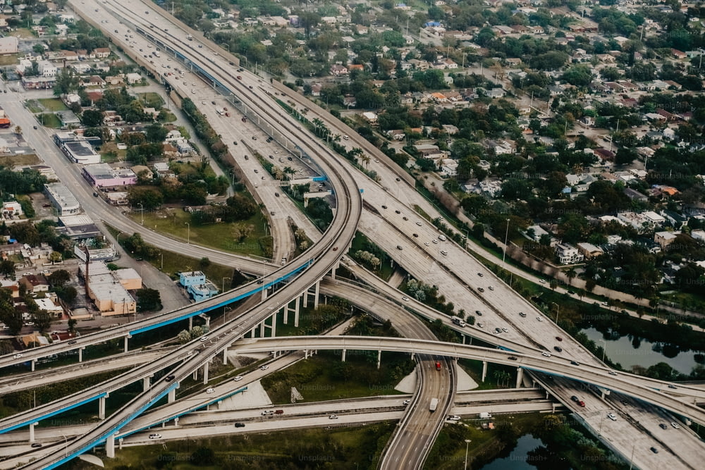 都市の高速道路交差点の航空写真