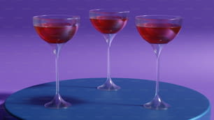 tre bicchieri di vino seduti su un tavolo