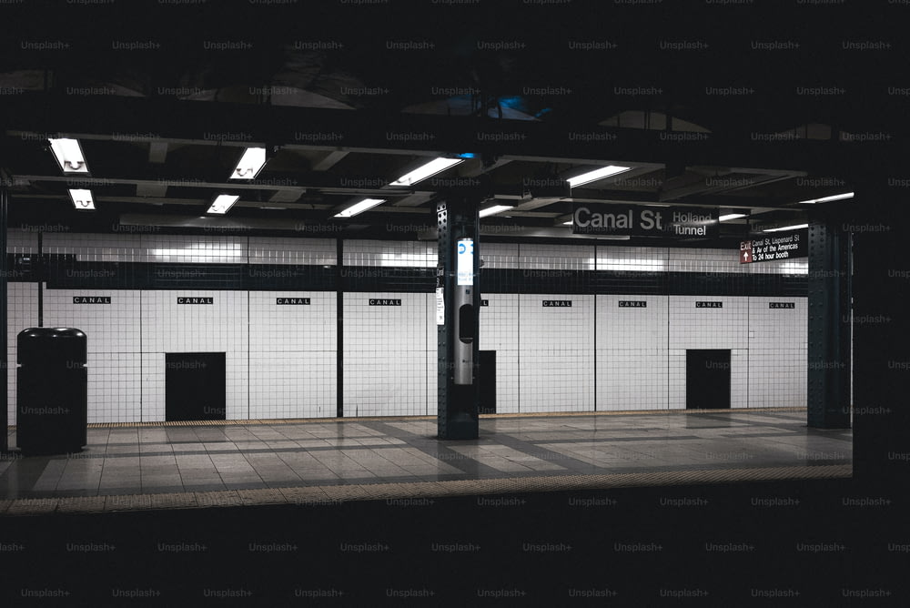 흑백 타일 바닥이 있는 지하철역